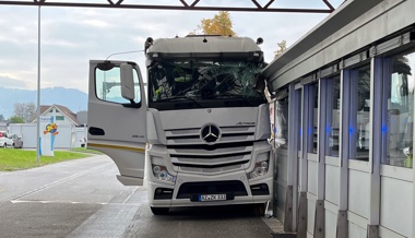 Medizinisches Problem: Mit Lastwagen in Zollhaus gefahren, grosser Schaden