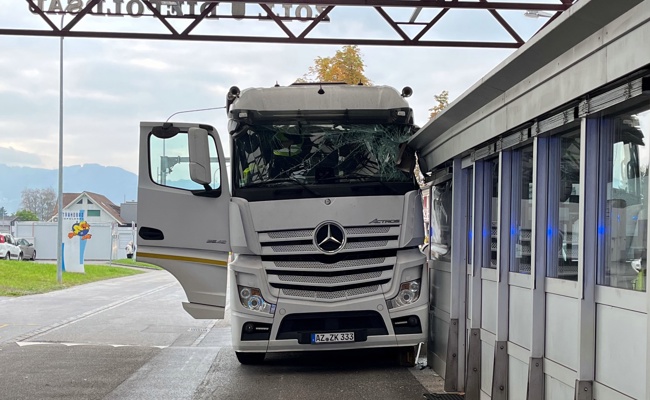 Medizinisches Problem: Mit Lastwagen in Zollhaus gefahren, grosser Schaden