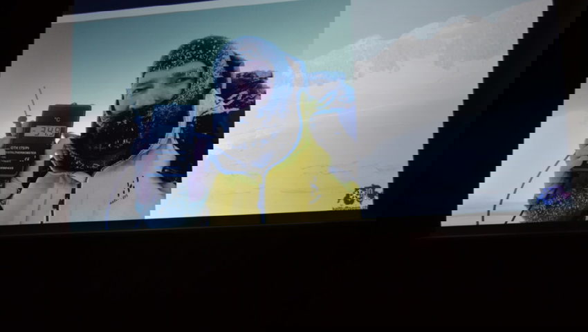  Stephan Vogt bei einer Temperaturmessung vor Ort. 