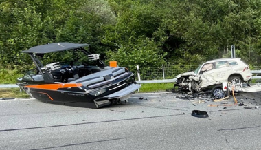 Drei Verletzte und ein Motorboot auf der A13