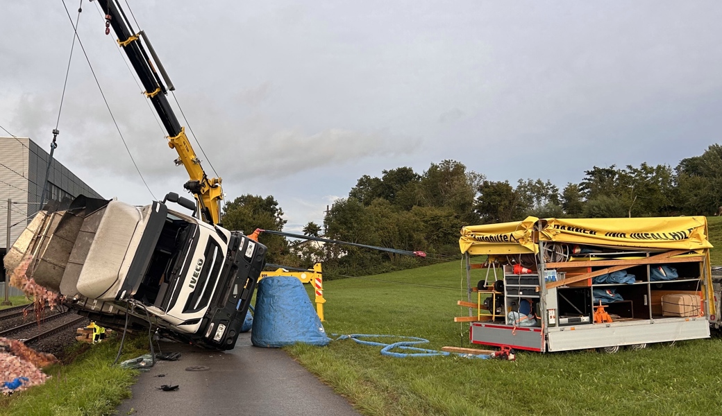 Beim Sturz aufs Bahngleis leerte der Lastwagen tonnenweise Schlachtabfälle aufs Trassee.