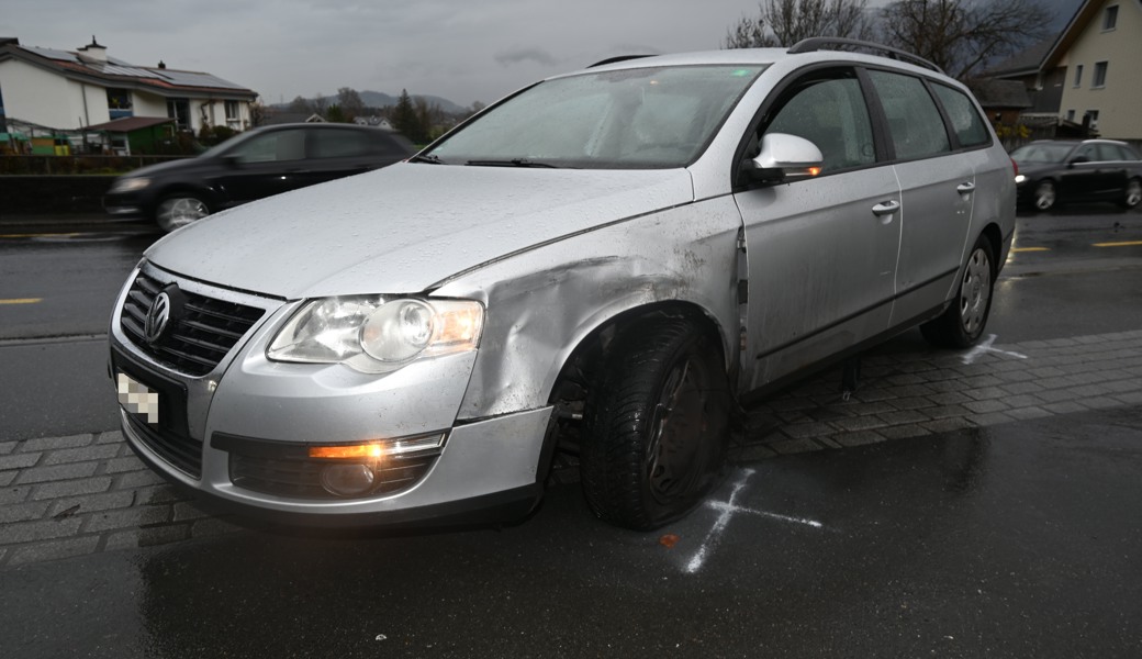Der Fahrer dieses Autos geriet auf die Gegenfahrbahn und prallte in einen Pick-up.