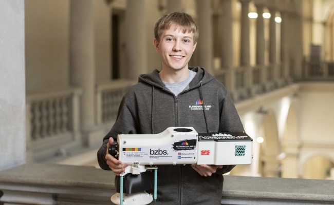 Wie eine Drohne den Wald schneller und günstiger aufforstet: Manuel Oeschs fliegendes Projekt