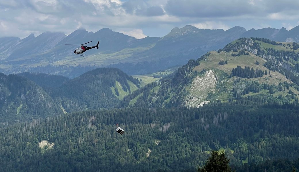 Wasser per Helikopter: Hitze setzt Ostschweizer Älplerinnen und Älpler unter Druck