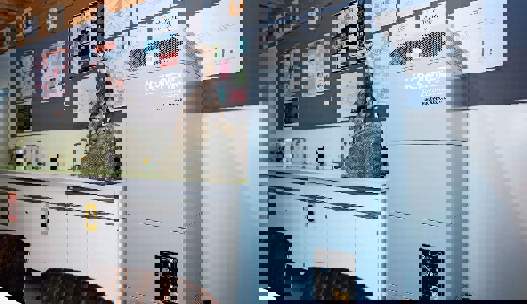 Als Präventionsmassnahme: ein Luftreinigungsgerät in einem Schulzimmer. 