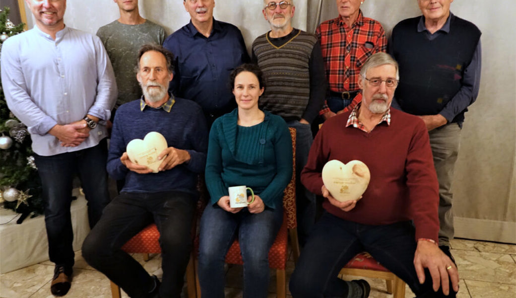  Präsident Jürg Eberle zusammen mit den anwesenden Geehrten Simon Schefer, Werner Hanselmann, Hans Böni, Ulrich Gantenbein, Fridolin Zogg (stehend von links) sowie Lorenz Huber, Elisabeth Möbes und Werner Walker (sitzend von links). 