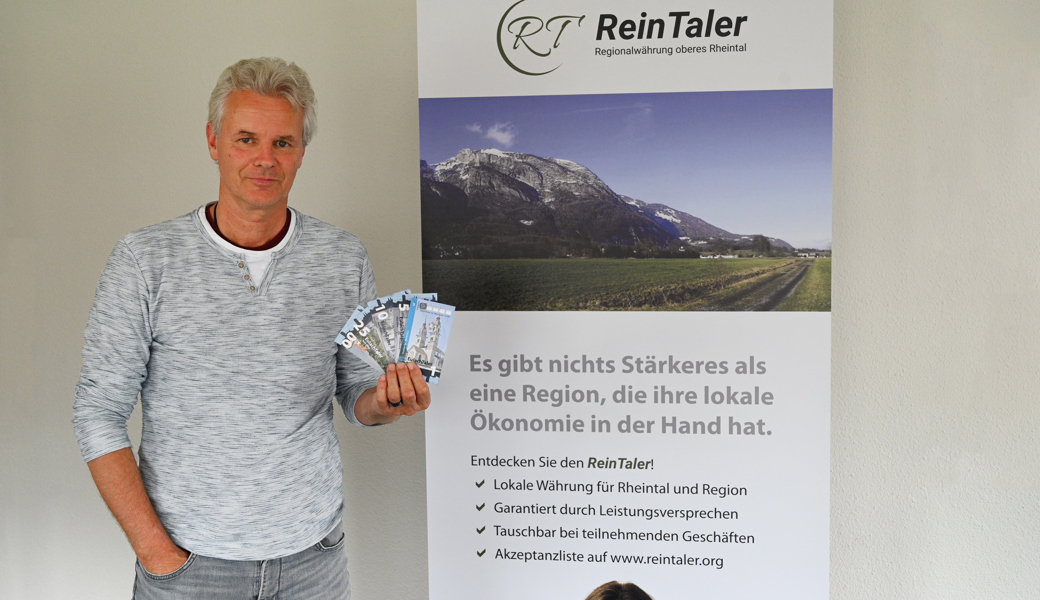 Daniel Trappitsch will im Werdenberg den «ReinTaler» in Umlauf bringen. Die Gutscheine sollen so etwas wie eine lokale Währung werden – und auf diese Weise den Abfluss von Kaufkraft dämpfen.