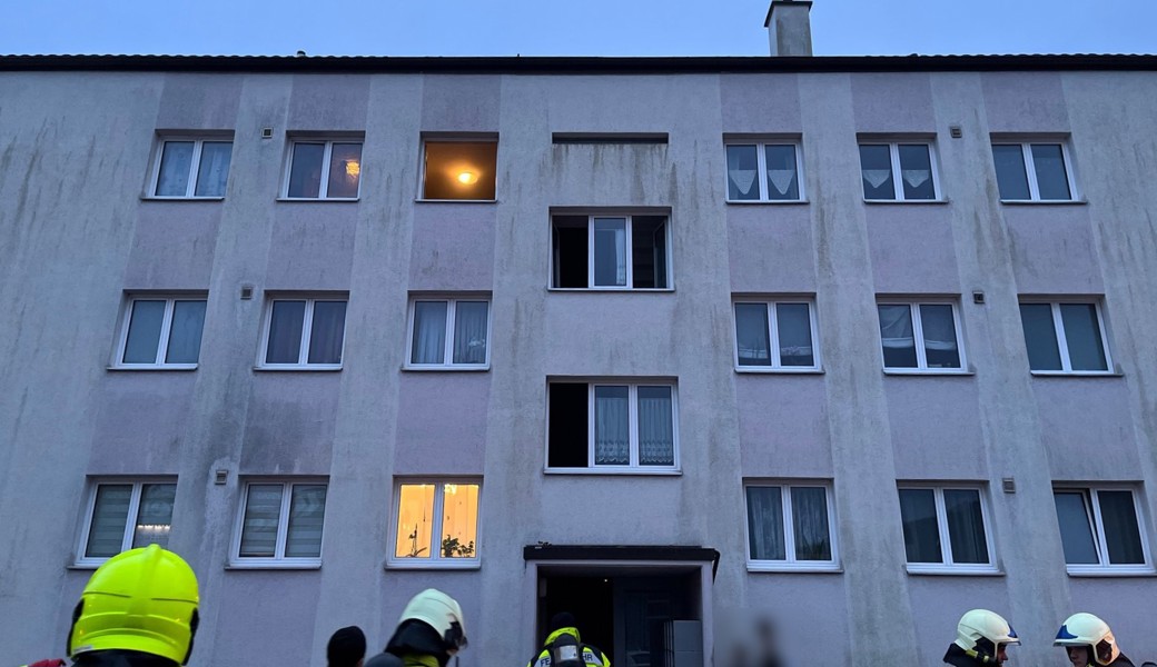 Grosses Aufgebot: Küchenbrand führte zu Evakuation eines Mehrfamilienhauses