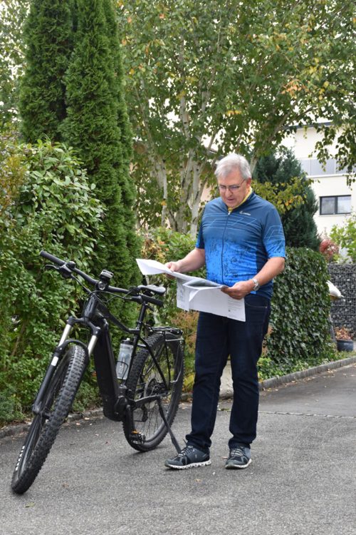  Hansjakob Schwendener erkundet mit seinem Velo gerne neue Wege. Eine Karte in Papierform hilft ihm dabei. Bild. Alexandra Gächter