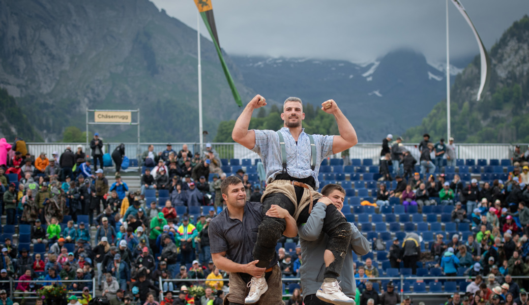 Samuel Giger wird vom unterlegenen Marcel Räbsamen geschultert.