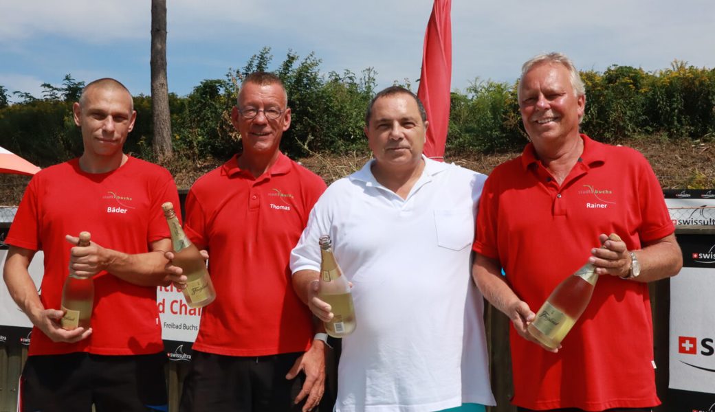  Das Schwimmbadteam lässt die Korken knallen. Von links: Emanuel Schneider, Thomas Kroll, Aldo Scalisi und Rainer Kovac. 