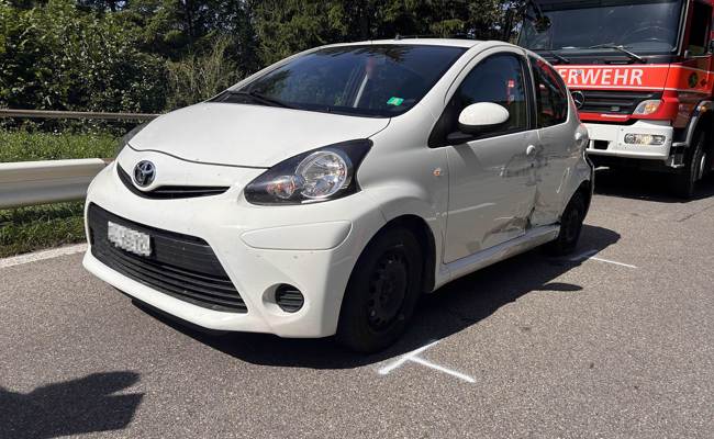 Autofahrer und Motorradfahrerin nach Unfall ins Spital geflogen