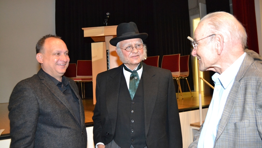  Der amtierende Gemeindepräsident Niklaus Lippuner, Peter Keller-Giger als historische Figur Matheus Eggenberger und alt Ortsarchivar Mathäus Lippuner (von links).