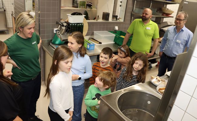 «Am liebsten Teigwaren mit Salatsauce»: Kitawas-Kinder zu Besuch in Grossküche