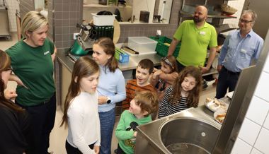 «Am liebsten Teigwaren mit Salatsauce»: Kitawas-Kinder zu Besuch in Grossküche