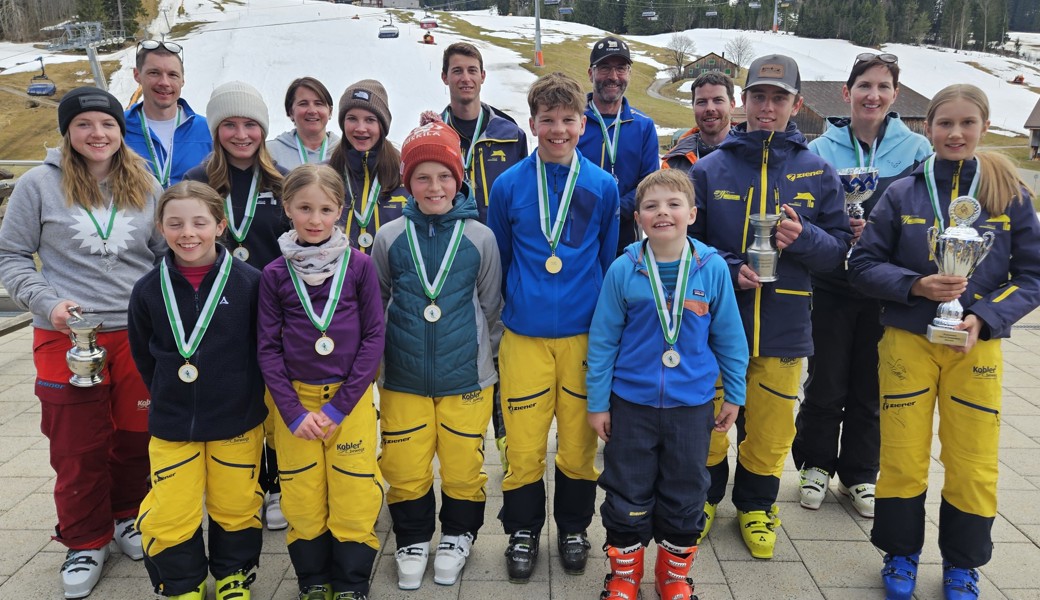 Die Kategoriensieger des JO- und Clubrennens des Skiclubs Grabserberg.