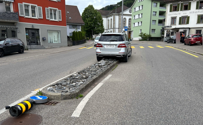Beduselt am Steuer: In Verkehrsteiler und Kandelaber gefahren