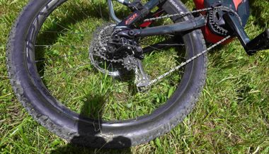 Eine 76-jährige E-Bikerin wird bei einer Kollision mit einem Auto schwer verletzt