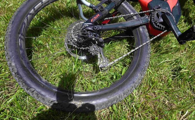 Eine 76-jährige E-Bikerin wird bei einer Kollision mit einem Auto schwer verletzt