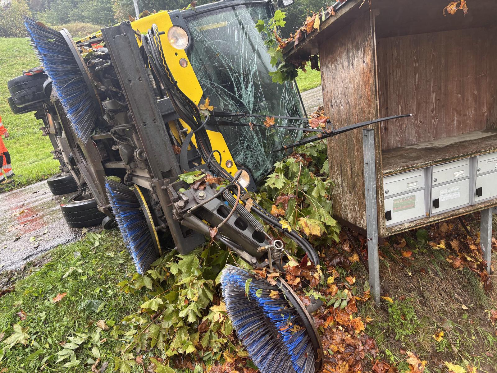 Mit Kehrmaschine in Leitplanke gefahren und gekippt