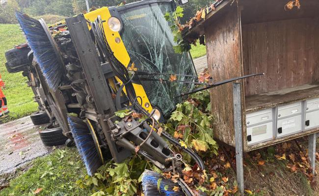 Mit Kehrmaschine in Leitplanke gefahren und gekippt