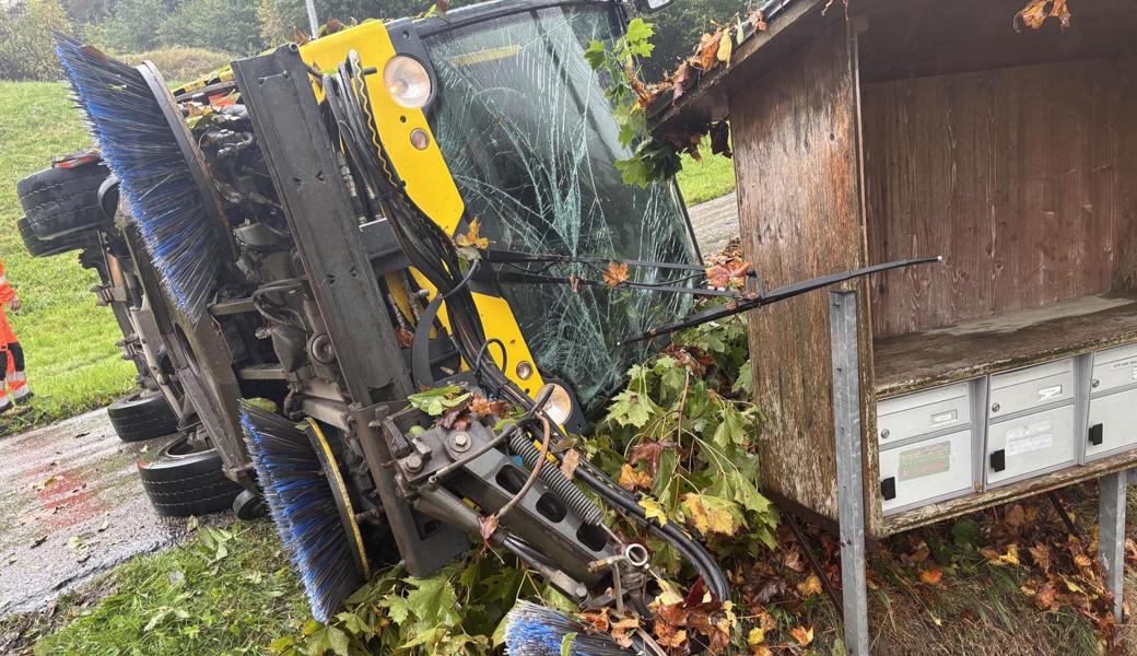 Grosser Sachschaden: Verunfallte Kehrmaschine im Toggenburg.