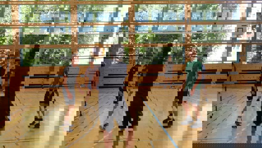  Voller Einsatz beim Volleyball in der Halle. 