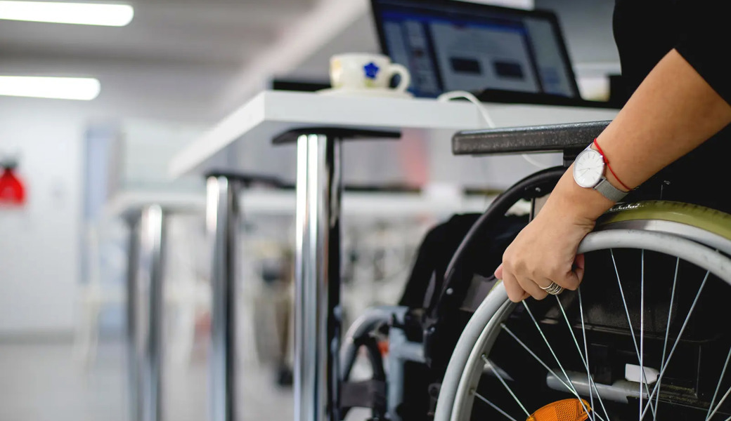 An einem barrierefreien Arbeitsplatz können auch Menschen mit Querschnittslähmung arbeiten.