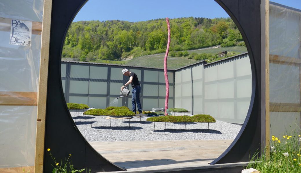  Die Besucher betreten den Paradiesgarten des Buchsers René Düsel durch einen Metallkreis. Bilder: Esther Wyss