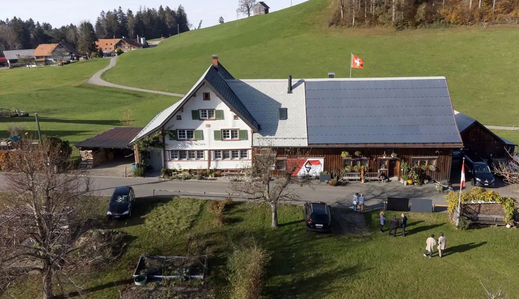 Die erste Photovoltaikanlage nach neuer Bewilligungspraxis ist auf diesem Gebäude in der Fürschwendi in Eggersriet montiert worden.