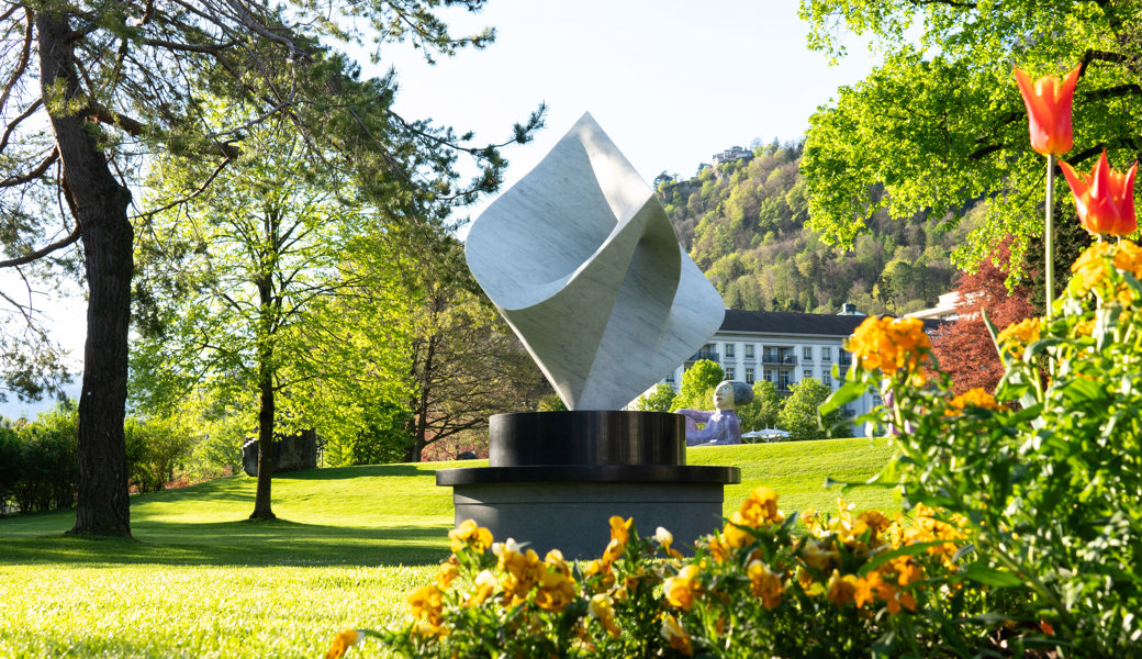 Eines von rund 400 Kunstwerken der 9. Schweizerischen Triennale der Skulptur: Ein Werk von Gustavo Velez aus Kolumbien, positioniert im Hof des Grand Resort in Bad Ragaz.