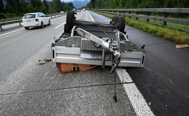 Anhänger umgekippt: Langer Stau nach Unfall im Morgenverkehr