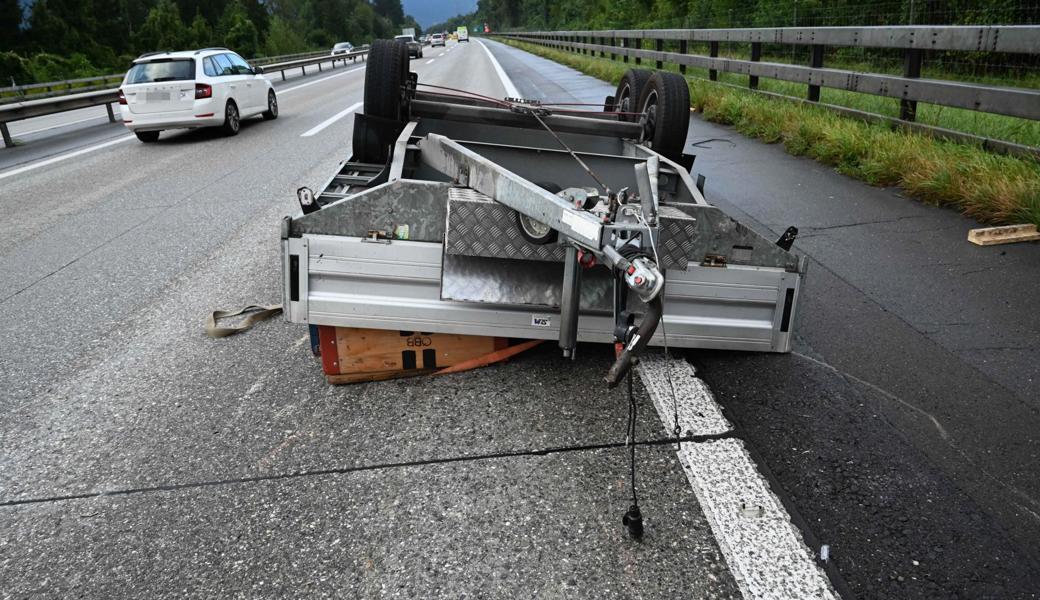 Anhänger umgekippt: Langer Stau nach Unfall im Morgenverkehr