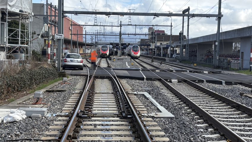 Die Polizei rät in einer solchen Situation,  die Bahnschranke zu durchfahren. Diese verfügt über eine Sollbruchstelle. 