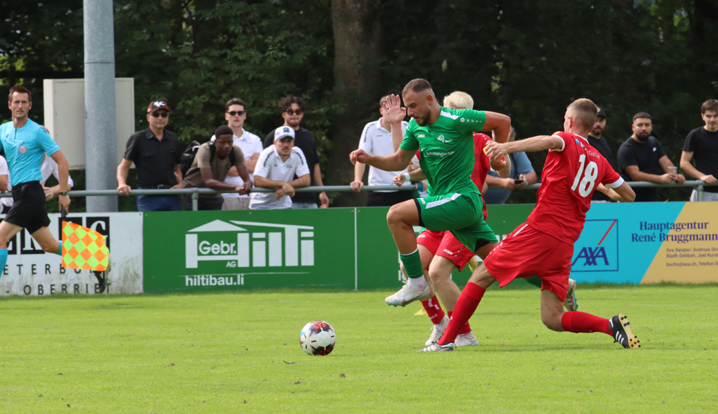 Die entscheidende Szene vor dem Buchser Führungstreffer: Leoran Amzi überrannte die generischen Abwehrspieler förmlich und hat im Anschluss freie Bahn, einen präzisen Pass zu Nico Thöni in den Strafraum zu spielen.