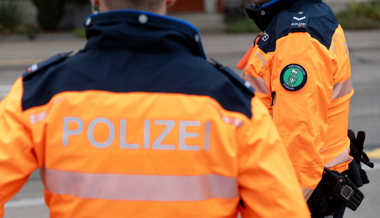 Dunkler Tesla nach Unfall auf Autobahn gesucht