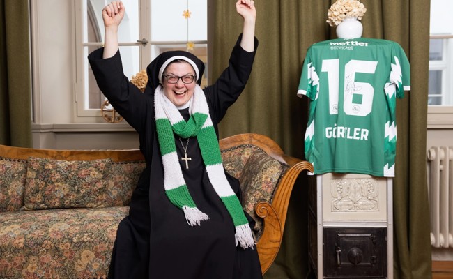 Fan-Schal über dem Ordenskleid: Diese Äbtissin feuert den FCSG an