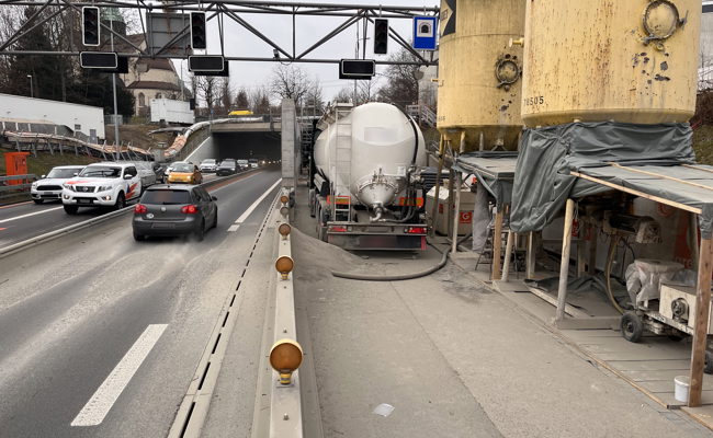 Tödlicher Arbeitsunfall auf der A1: 60-jähriger Chauffeur stirbt