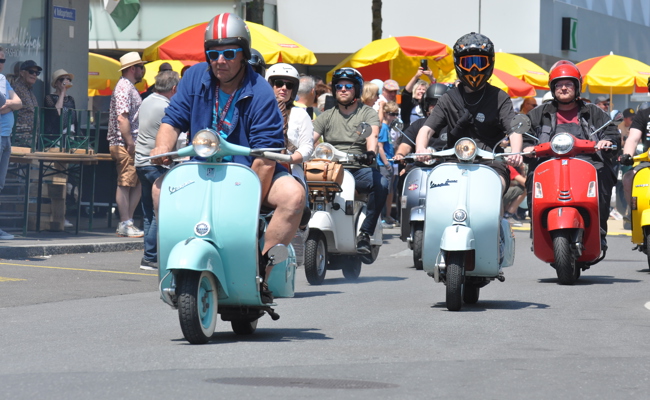 Vespatreffen: Die grosse Parade der Oldtimer