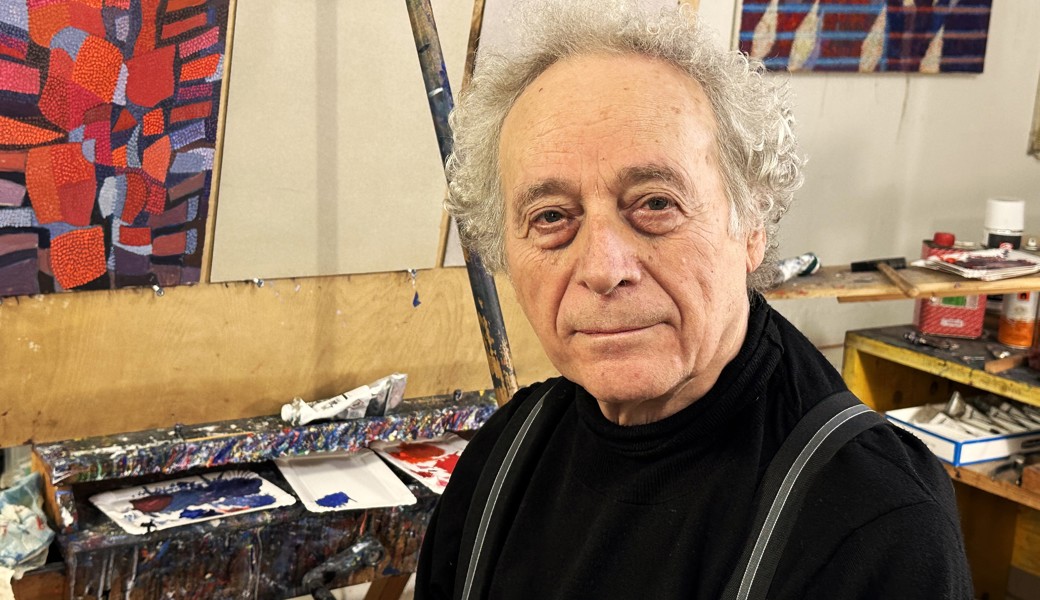 Walter Grässli an seinem Arbeitsplatz im ehemaligen Schulhaus im Wattwiler Bunt.