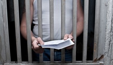 Zwischen Zelle und Zuneigung: Wie Freundschaften trotz Gefängnismauern entstehen