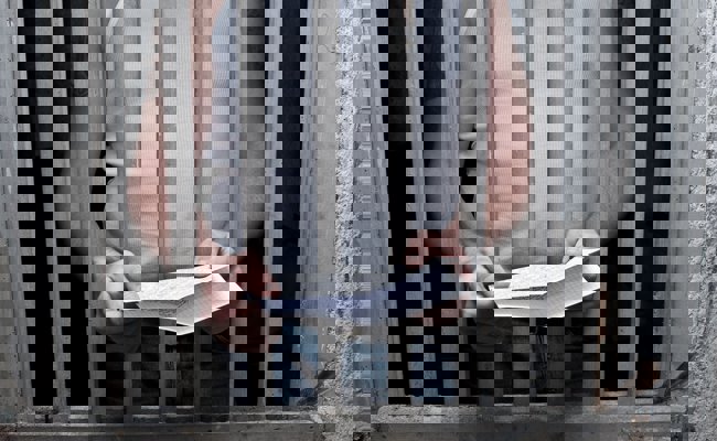 Zwischen Zelle und Zuneigung: Wie Freundschaften trotz Gefängnismauern entstehen