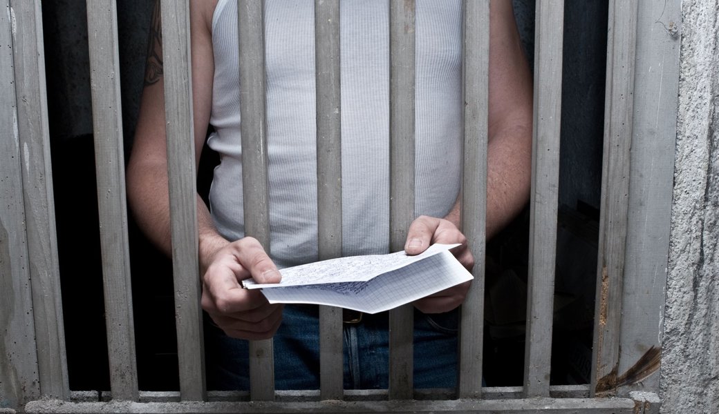 Zwischen Zelle und Zuneigung: Wie Freundschaften trotz Gefängnismauern entstehen