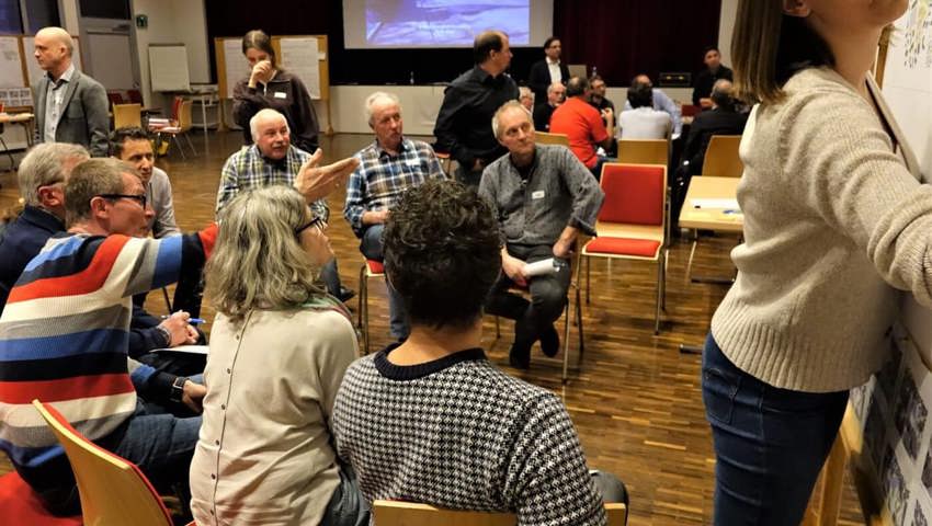  Intensiv diskutiert eine der fünf Gruppen die Szenarien.