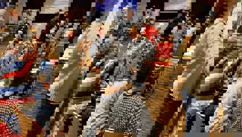  Intensiv diskutiert eine der fünf Gruppen die Szenarien.