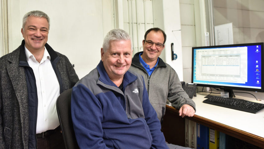  Verkaufsleiter Alex Schwendener (links) und Betriebsleiter Thomas Schwendener (rechts) mit Albert Deplazes, der Ende Monat in Pension geht.