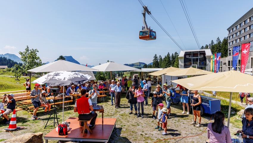 Viele Schaulustige geniessen jeweils das Spektakel Im Tal und aus der Gondel.