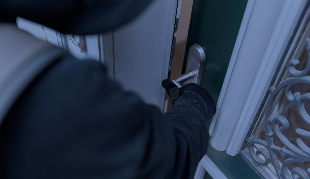 Die unbekannten Täter brachen die Eingangstüre auf.