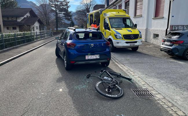Beim Ausparken in Rennvelo geknallt
