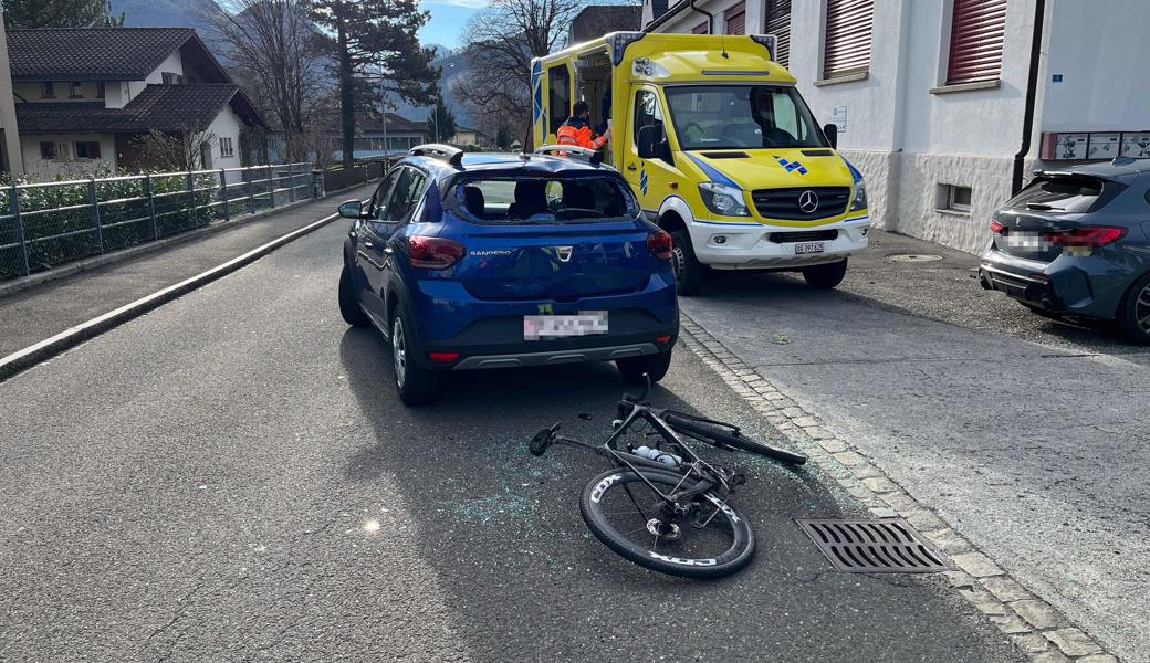 Unfall zwischen Auto und Rennvelo: Der Zweiradlenker wurde unbestimmt verletzt.